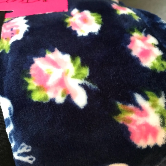 Betsey Johnson Navy Skull Pink Flower King Blanket - Picture 3 of 8